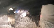 Karda mahsur kalan aile kurtarıldı