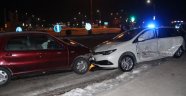İki Otomobil Çarpıştı: 5 Yaralı