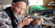 87 yaşında silah üretiyor !