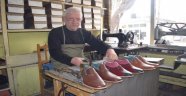 Yarım asırdır tahta çivili ayakkabı üretiyor