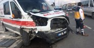 Ambulans kaza yaptı: 6 yaralı