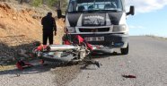 Motosikletle kamyonet çarpıştı: 1'i ağır 2 yaralı