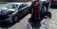 İki otomobil çarpıştı: 2 yaralı
