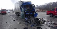 Kamyon otobüsle çarpıştı: 9 yaralı