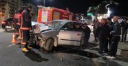 Otomobil yaya geçidinin kolonlarına çarptı: 3 yaralı
