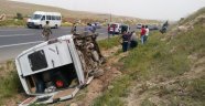 Yolcu minibüsü devrildi: 2'si ağır 7 yaralı