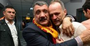 Gürkan Malatyaspor'un Süper Lige yükselmesinin ardından Teknik Direktör Buz'a böyle sarıldı