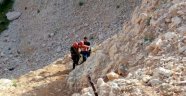 Kayalıklarda mahsur kalan çocuğu itfaiye kurtardı