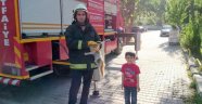 İtfaiye ekipleri küçük çocuğun ihbarı üzerine ağaçtaki kediyi kurtardı