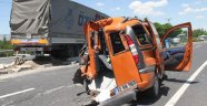 Tır, hafif ticari araca çarptı: 3 yaralı