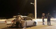 Otomobil bariyerlere çarptı: 2 yaralı
