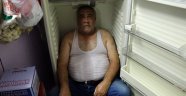 Serinlemek için buzdolabına girdi