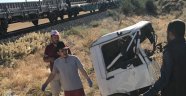 Tren kamyonete çarptı: 1 ölü, 1 yaralı