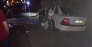 Otomobil traktör römorkuna çarptı: 2 ölü