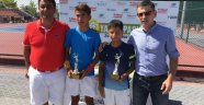 14 Yaş Yaz Kupası Tenis Turnuvası'nda final heyecanı yaşandı