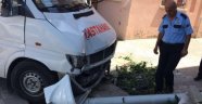 Otomobil minibüse çarptı: 11 yaralı