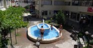 Sıcaktan bunalan çocuklar süs havuzunda serinledi