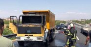 Seyir halindeki kamyon alev aldı