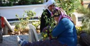 Şehit Yarbay Yakut'un annesi, mezarı başında gözyaşı döktü