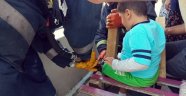 4 yaşındaki Eymen'in ayağı demir kanepeye sıkıştı
