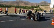 Otomobil traktöre çarptı: 2 yaralı