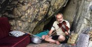 40 yıldır mağarada yaşıyor