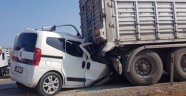 Kamyonet yol kenarındaki tıra çarptı: 3 ölü