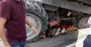 Traktörün altında kalan baba-oğul çaresizce kurtarılmayı bekledi