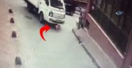 2 yaşındaki çocuk sokakta oynarken üzerinden kamyonet geçti