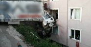 Yoldan çıkan tır binanın 3. Katına girdi: 1 ölü