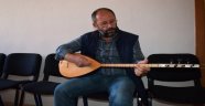 Hem muhtar hem ozan: Yıllardır bağlama çalarak türkü söylüyor