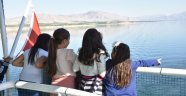 Yetim çocukların tekne keyfi