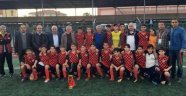 U14'ün şampiyonu Anadolu Selçukluspor kupasını aldı