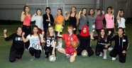 Kadınlar, erkek şiddetine dikkat çekmek için futbol takımı kurdu