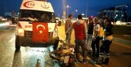 Ambulans motosikletliye çarptı