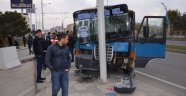 Minibüs direğe çarptı: 4 yaralı