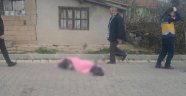 19 yaşındaki genç kız sokak ortasında başından vuruldu