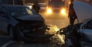 İki oto kafa kafaya çarpıştı: 3 yaralı