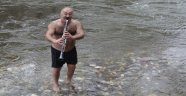 5 derece suya girerek klarnet çalıp türkü söylüyor