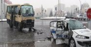  Trafik ekibinin aracı minibüsle çarpıştı