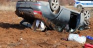 Otomobil tarlaya uçtu: 2 yaralı