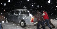 Kar yağışı nedeniyle araçlar yolda mahsur kaldı