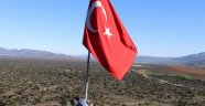 Köylüler Afrin sınırına dev Türk bayrağı astı