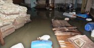Sağanak yağış işyerlerini sular altında bıraktı