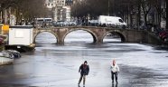 Amsterdam'da donan kanalda buz pateni