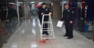 Tavandan damlayan kan polisi alarma geçirdi