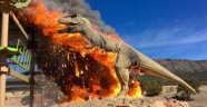 Dev dinozor maketi kül oldu