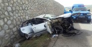 Otomobil beton duvara çarptı : 2 yaralı