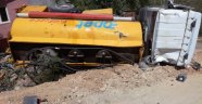Tanker bahçe duvarına çarparak devrildi