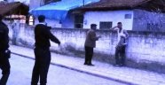 Polisi Görünce Cam Kırığı İle Tehdit Etti
